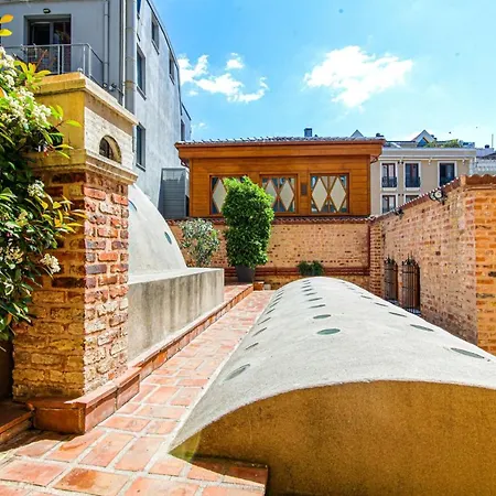 Central And Convenient Studio Flat In Beyoglu Estambul